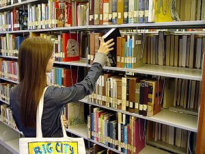 SanDiegoCityCollegeLearningResource_-_bookshelf